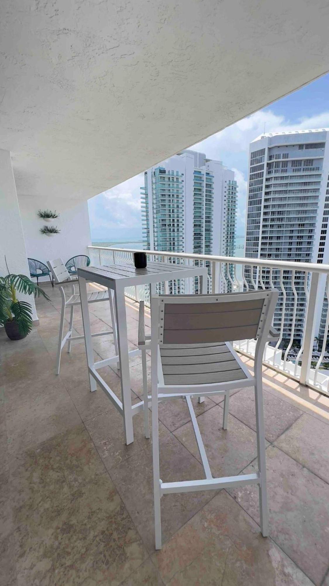 Brickell Center W/city & Bay View + Free Parking! Apartment